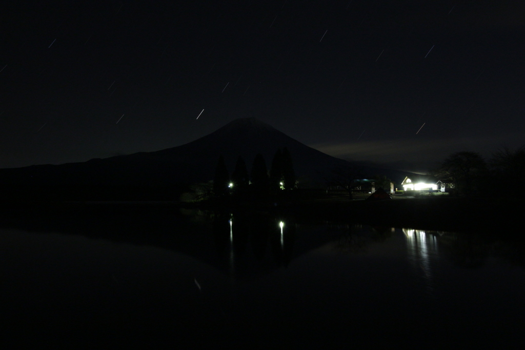 真夜中の湖畔にて