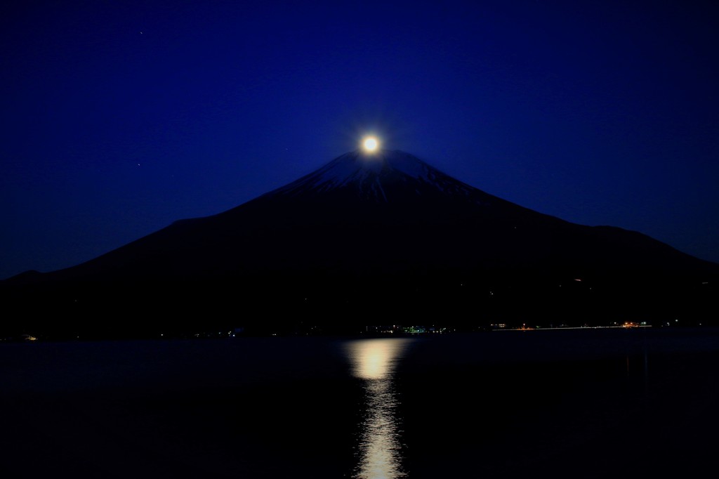 月夜が終わりを告げるころ…。