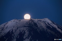 今宵の月は、富士の頂から。