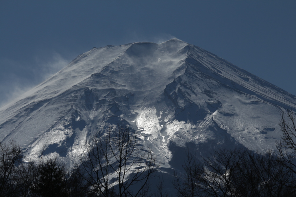 雪煙とアイスバーン