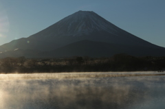 朝靄舞う…