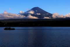 遊覧船、流るる雲と…。