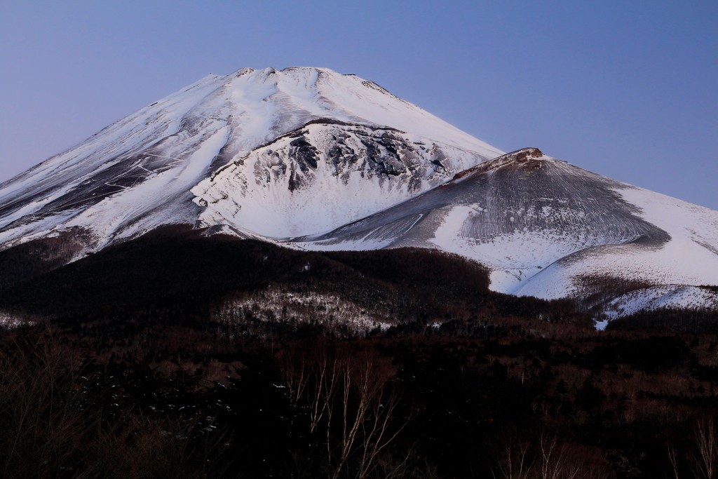 火口の中も雪化粧