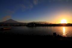 陽が昇り、港の朝。