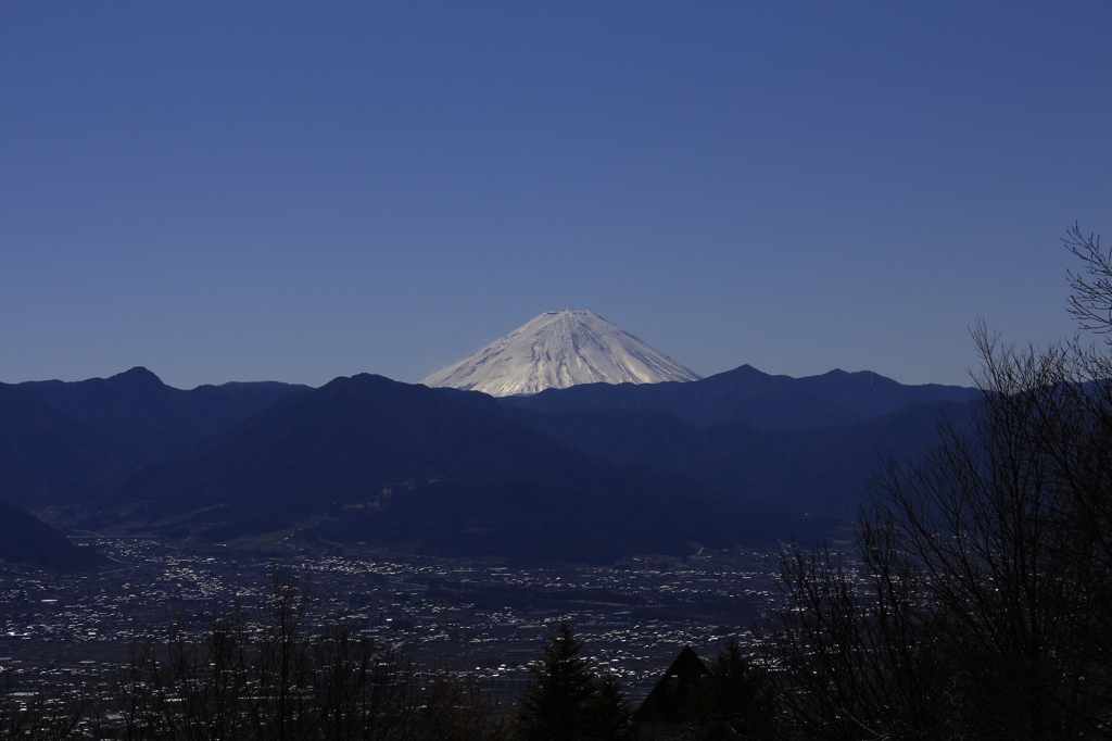 煌きの富士、街を見下ろす。