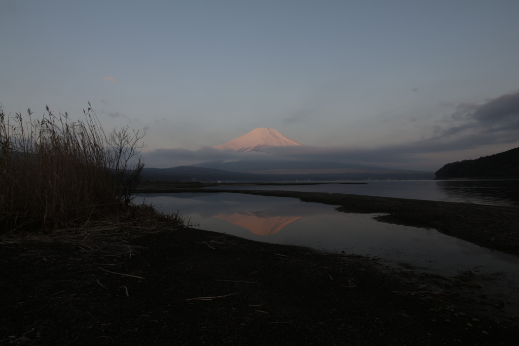 紅に染まりて…湖畔の朝。