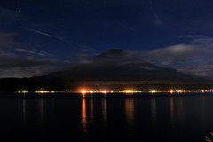 雲は流れて、月夜の始まり。
