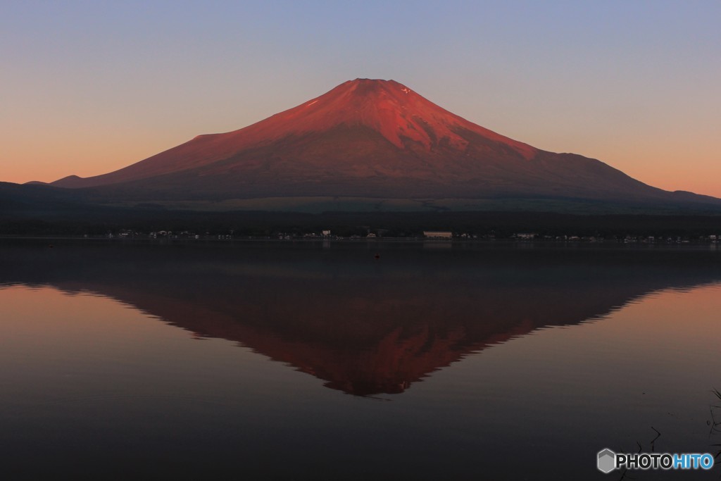 湖畔より望む朱き夜明け