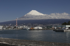 富士の高嶺に、雪は降りつつ…。