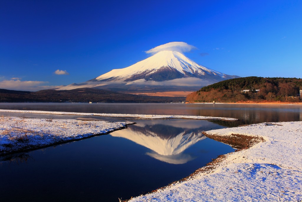 雪化粧の湖畔から…