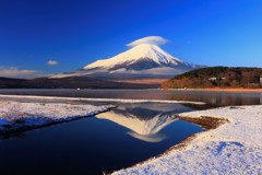 雪化粧の湖畔から…