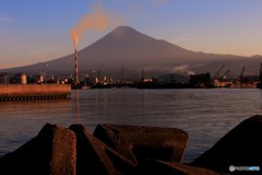 富士を望む湊の夜明け