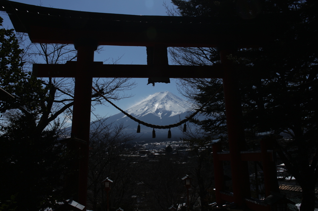 鳥居越しに…神聖なる山