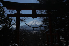 鳥居越しに…神聖なる山