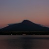 うっすらと染まる空と…