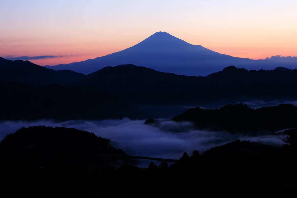 日の出前、流るる雲と…。