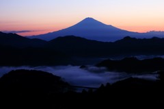 日の出前、流るる雲と…。