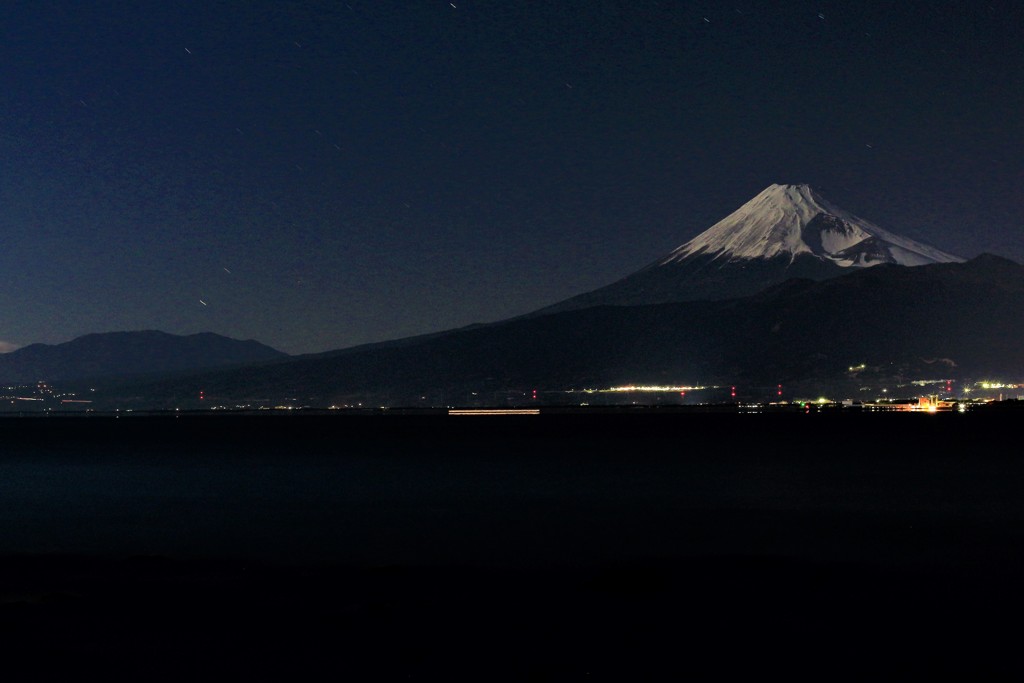 夜明け前、月明かりの下で。