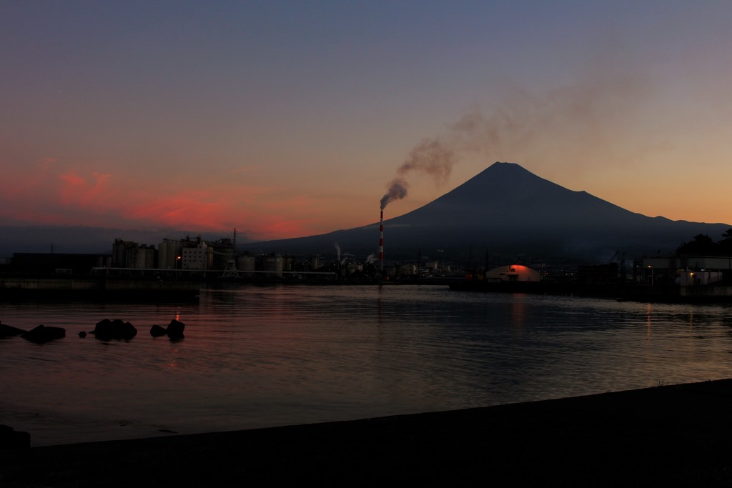 燃ゆる雲と朝の港