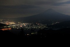 富士の麓の街の夜