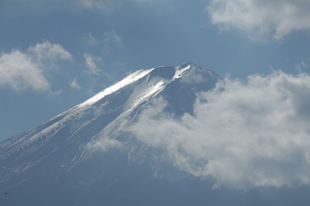 流るる雲と山頂と…