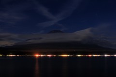 月明かりの下、雲踊る