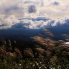 嵐の前触れ、笠雲を被って…。