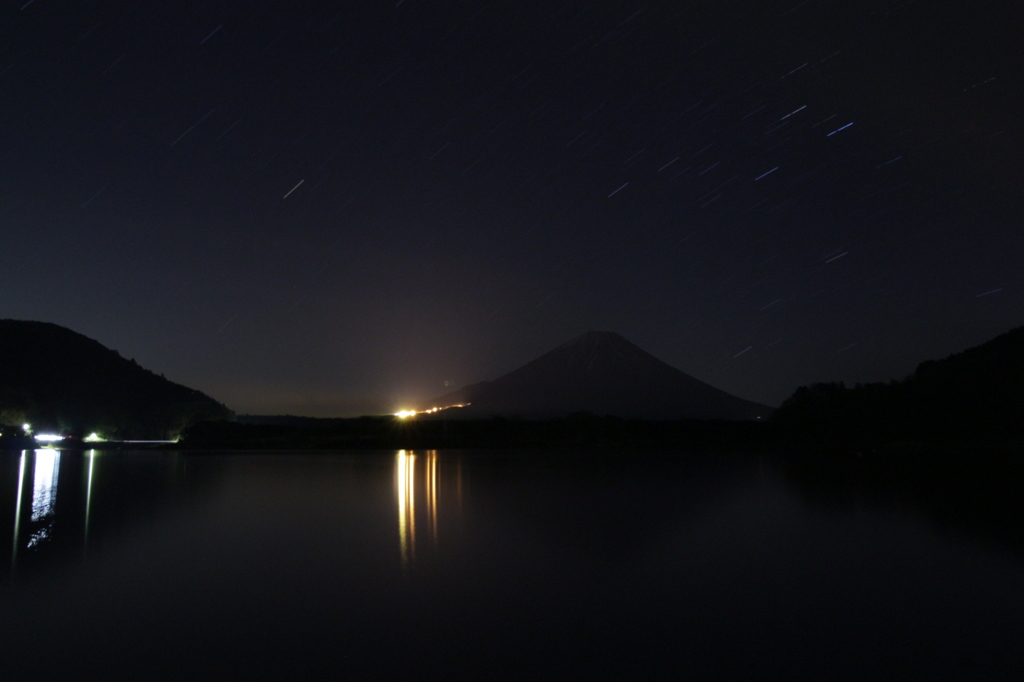 夜の湖畔にて