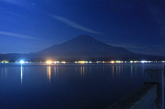 湖畔の夜の始まり