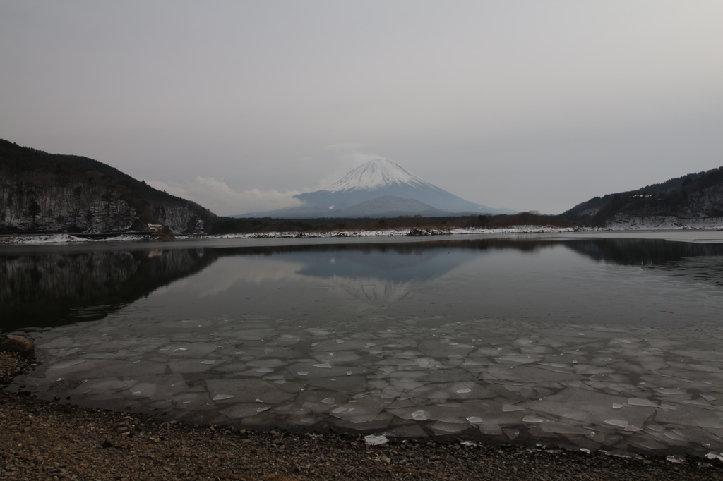 雪景色と逆さ富士