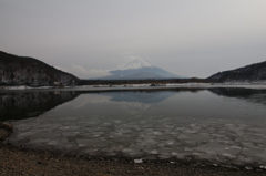 雪景色と逆さ富士