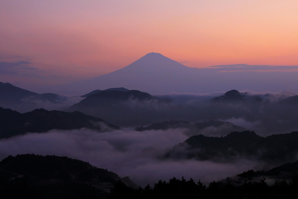 更に、雲は流るる。