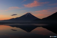 薄雲も染まる夜明け前