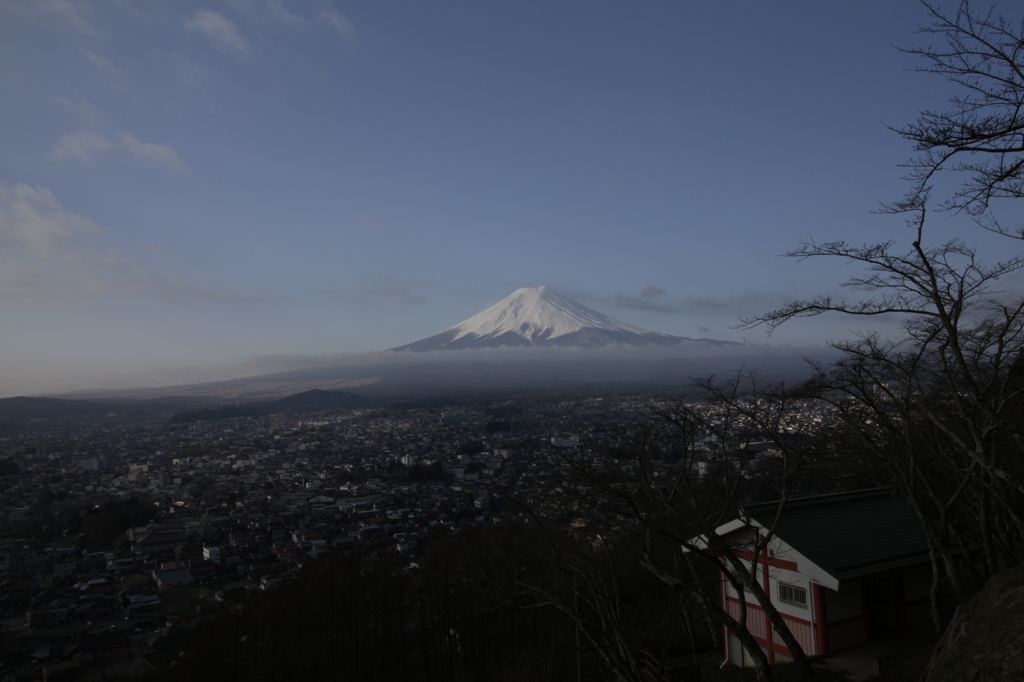 富士の麓の街の朝