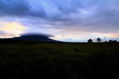 笠雲が佇む朝