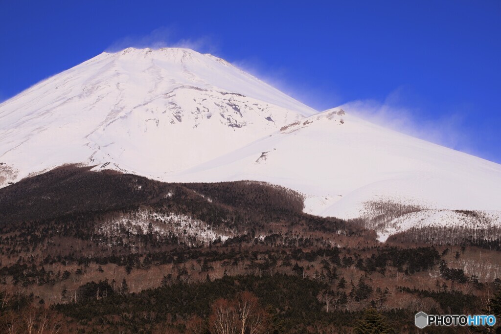 雪煙舞う頂