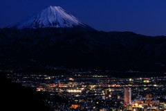 夜の富士、街を見下ろす。