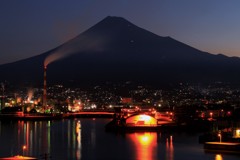 工場夜景と富士の街