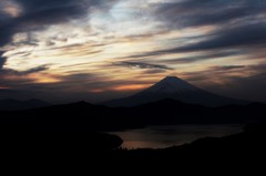 黄昏どき…雲は流るる。