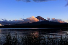 流るる雲、夕陽を浴びて…。