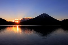 雲の切れ間から、光射す。