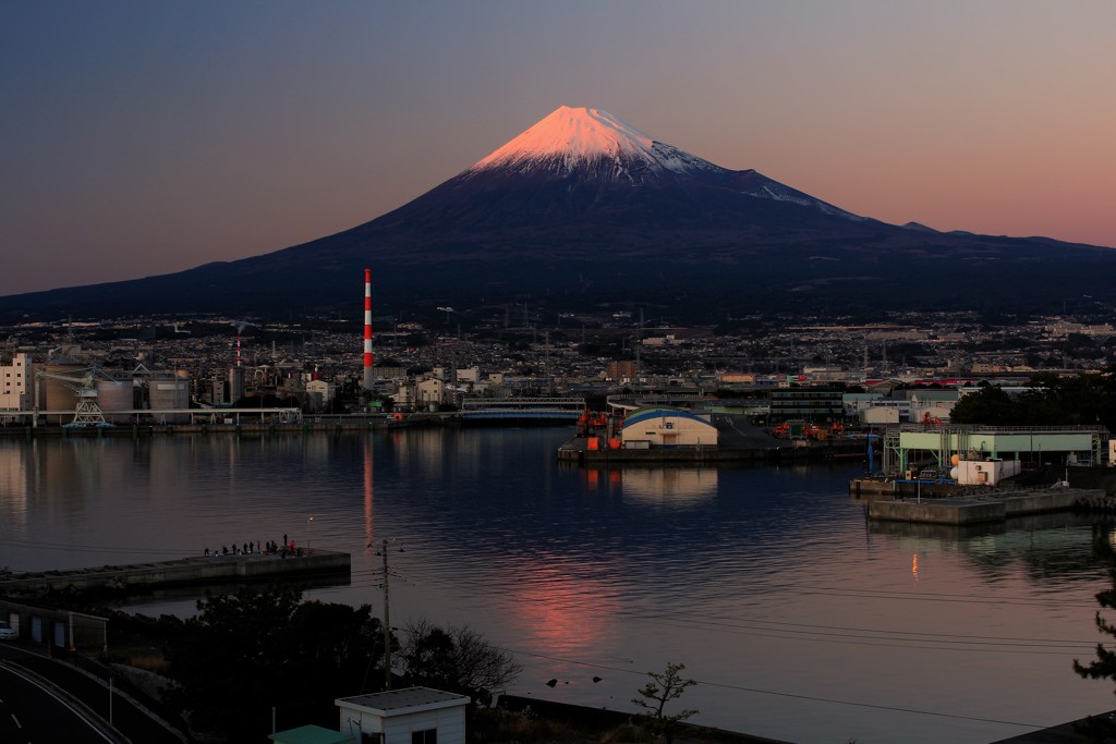 新年の夕暮れ、頂を紅く染めて…。