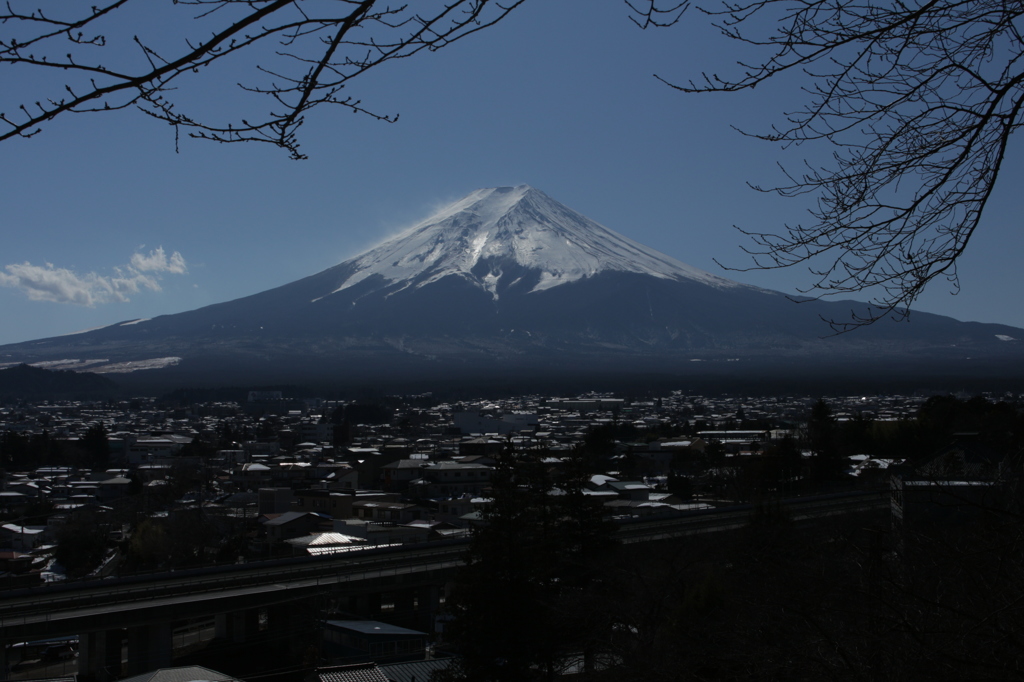 昼下がりの白い街