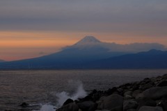 雲晴れて、海辺の夕暮れ。