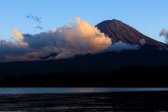 漂う雲の切れ間から。