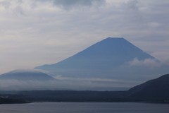 富士の裾野、雲は流るる。