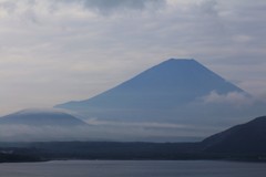 富士の裾野、雲は流るる。