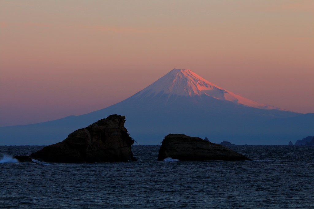 薄紅の空と染まる富士