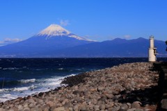 波立つ海と灯台と