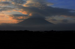 草原の朝、笠を被って…。